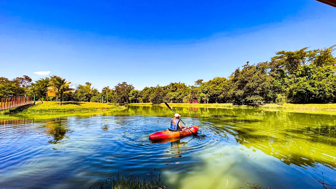 Caiaque no lago do Terra Parque